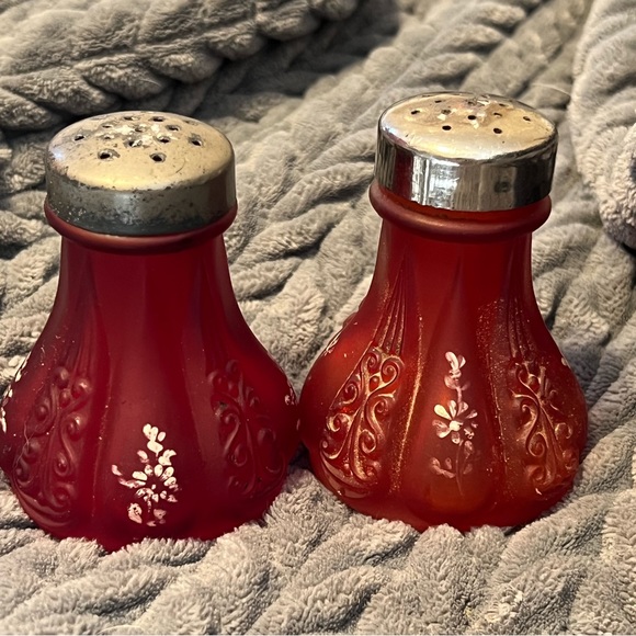 ANTIQUE VICTORIAN PIGEON BLOOD RED SALT & PEPPER SHAKERS - Picture 1 of 9